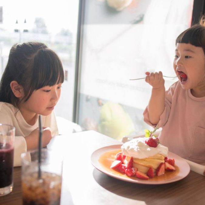 Screen-Free Ways to Keep Toddlers Occupied in a Restaurant